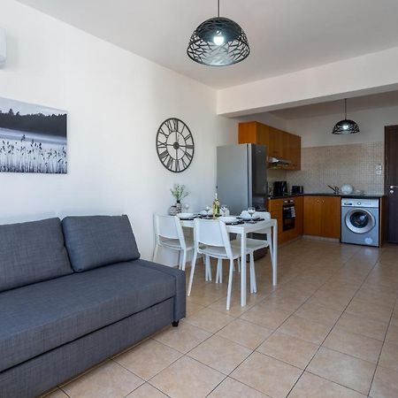 Polyn 1- Bedroom Apartment In Larnaca Bagian luar foto