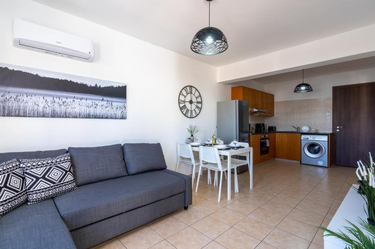 Polyn 1- Bedroom Apartment In Larnaca Bagian luar foto